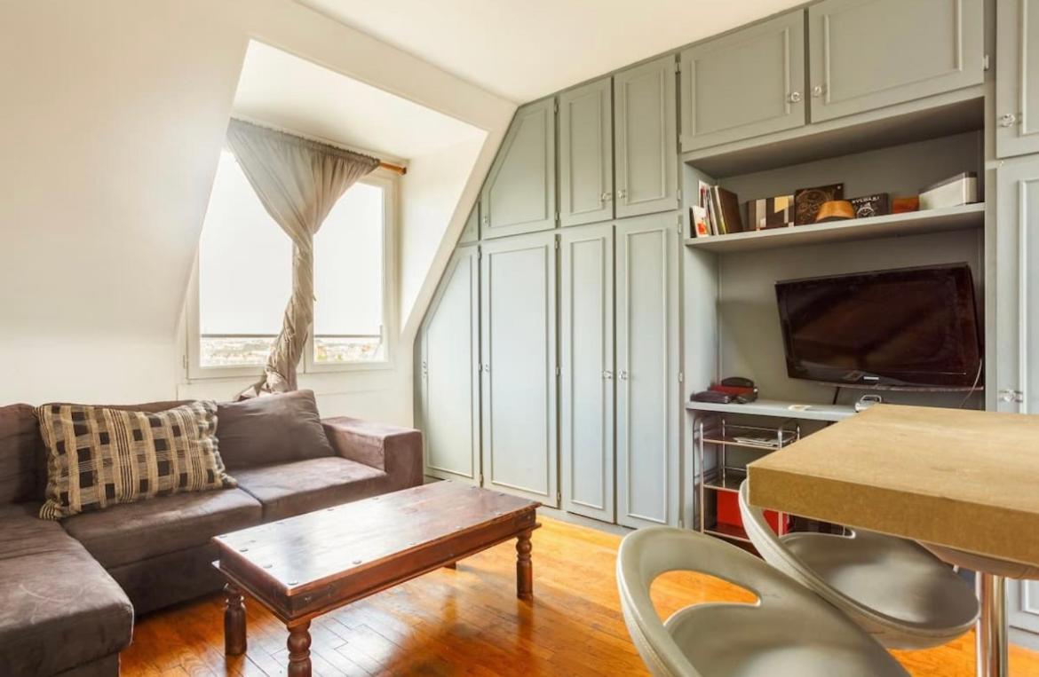 Beautiful Apartment With A View Of Eiffel Tower In Center Париж Экстерьер фото